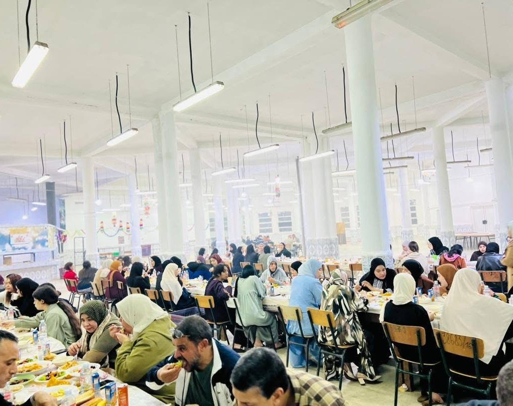 مشاركة مدير الجامعة في مأدبة الإفطار مع الطالبات المقيمات